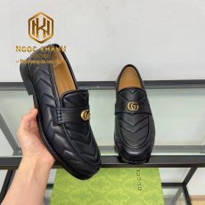 giay luoi nam gucci de cao mau den hoa tiet ke noi khoa logo vang 4 1