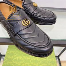 giay luoi nam gucci de cao mau den hoa tiet ke noi khoa logo vang 9
