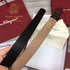 that lung nam Savatore Ferragamo hoa tiet day dap logo khoa mau den 9