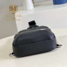 tui deo cheo louis vuitton mau den da taiga logo goc deo nguc 5