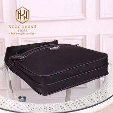 tui deo cheo nam prada mau den khoa keo hoa tiet logo tam giac 2