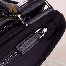 tui deo cheo nam prada mau den khoa keo hoa tiet logo tam giac 3