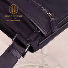 tui deo cheo nam prada mau den khoa keo hoa tiet logo tam giac 4