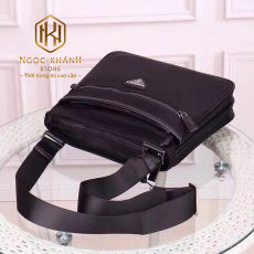 tui deo cheo nam prada mau den khoa keo hoa tiet logo tam giac 5