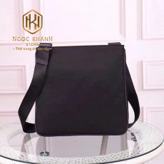 tui deo cheo nam prada mau den khoa keo hoa tiet logo tam giac 6