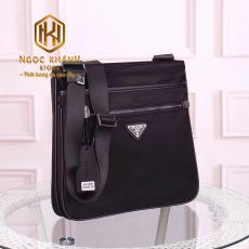 tui deo cheo nam prada mau den khoa keo hoa tiet logo tam giac 8 1