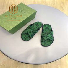 Dep Gucci nam hai quai cheo mau xanh la hoa tiet in logo 8