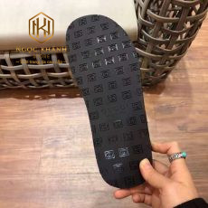 Dep Gucci nam quai cheo mau den phoi tag do hoa tiet dap logo 9