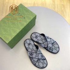 Dep Gucci nam quai cheo mau xam hoa tiet in logo 5