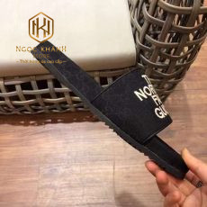 Dep Gucci nam quai ngang mau den hoa tiet chu trang dap logo 3