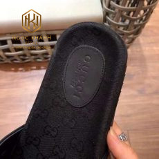 Dep Gucci nam quai ngang mau den hoa tiet chu trang dap logo 5