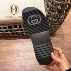 Dep Gucci nam quai ngang mau den hoa tiet chu trang dap logo 8