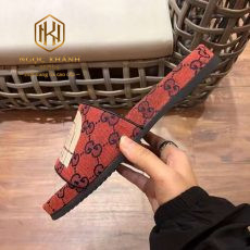 Dep Gucci nam quai ngang mau do hoa tiet chu dap logo 8