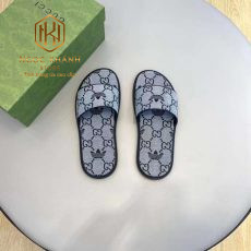 Dep Gucci nam quai ngang mau xam hoa tiet in logo 2