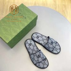 Dep Gucci nam quai ngang mau xam hoa tiet in logo 4