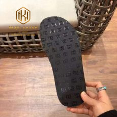 Dep Gucci nam xo ngon mau den hai kieu quai hoa tiet dap logo giua 6