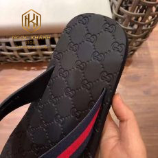 Dep Gucci nam xo ngon mau den quai tag do hoa tiet dap logo giua 6