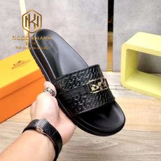 Dep Hermes nam quai ngang mau den hoa tiet dap noi khoa logo vang 3