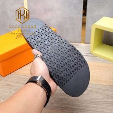 Dep Hermes nam quai ngang mau den hoa tiet dap noi khoa logo vang 4