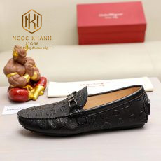 GIAY LUOI SALVATORE FERRAGAMO NAM MAU DEN DA DAP LOGO CHU KHOA LECH GNSF52 5
