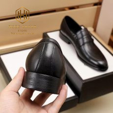 Giay luoi Gucci nam da li khoa logo G kep mau den 3