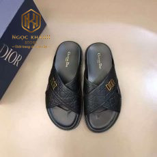 dep dior nam quai cheo mau den khoa logo chu lech 2