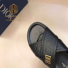 dep dior nam quai cheo mau den khoa logo chu lech 3