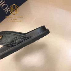 dep dior nam quai cheo mau den khoa logo chu lech 4