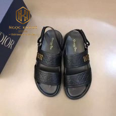 dep dior nam quai hau mau den khoa logo chu lech 2