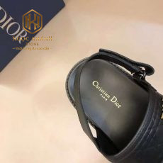 dep dior nam quai hau mau den khoa logo chu lech 4