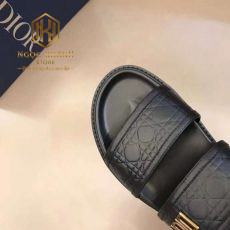 dep dior nam quai hau mau den khoa logo chu lech 7