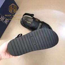 dep dior nam quai hau mau den khoa logo chu lech 9