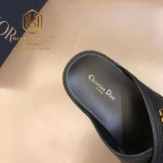 dep dior nam xo ngon mau den khoa logo chu lech 2