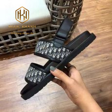 dep nam dior quai hau mau den hoa tiet logo nho bo vien 2