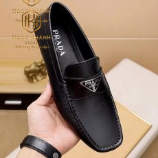 giay luoi prada mau den da nham khoa tam giac logo trang 7 731x1024 1