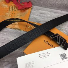 that lung louis vuitton nam in chu hoa tiet khoa trong mat trang day den 6