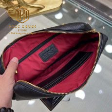 vi gucci nam cam tay mau den da nhan hoa tiet chu in 4