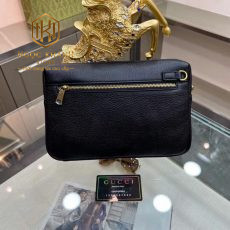 vi gucci nam cam tay mau den da nhan hoa tiet chu in 7