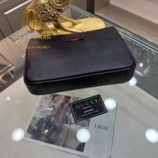 vi gucci nam cam tay mau den da nhan hoa tiet chu in3