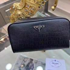 vi nam prada cam tay mau den da hoa tiet khoa so 9