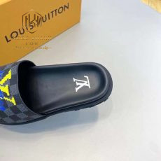 Dep louis vuitton nam quai ngang mau den hoa tiet caro chu vang 6