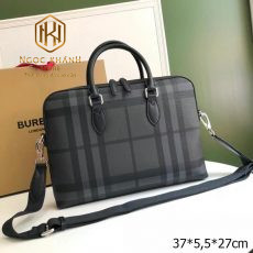 Tui xach nam Burberry hoa tiet ke o mau xam 6
