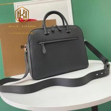 Tui xach nam Burberry mau den da nhan day deo cai 2