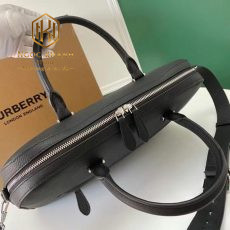 Tui xach nam Burberry mau den da nhan day deo cai 3