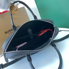 Tui xach nam Burberry mau den da nhan day deo cai 7