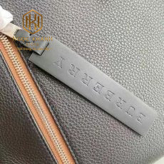 Tui xach nam Burberry mau den da nhan day khoa nau 4