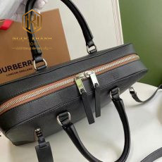 Tui xach nam Burberry mau den da nhan day khoa nau 5