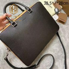 Tui xach nam Burberry mau den da nhan vien nau ke soc 2