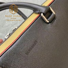 Tui xach nam Burberry mau den da nhan vien nau ke soc 4