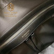 Tui xach nam Burberry mau den da nhan vien nau ke soc 9